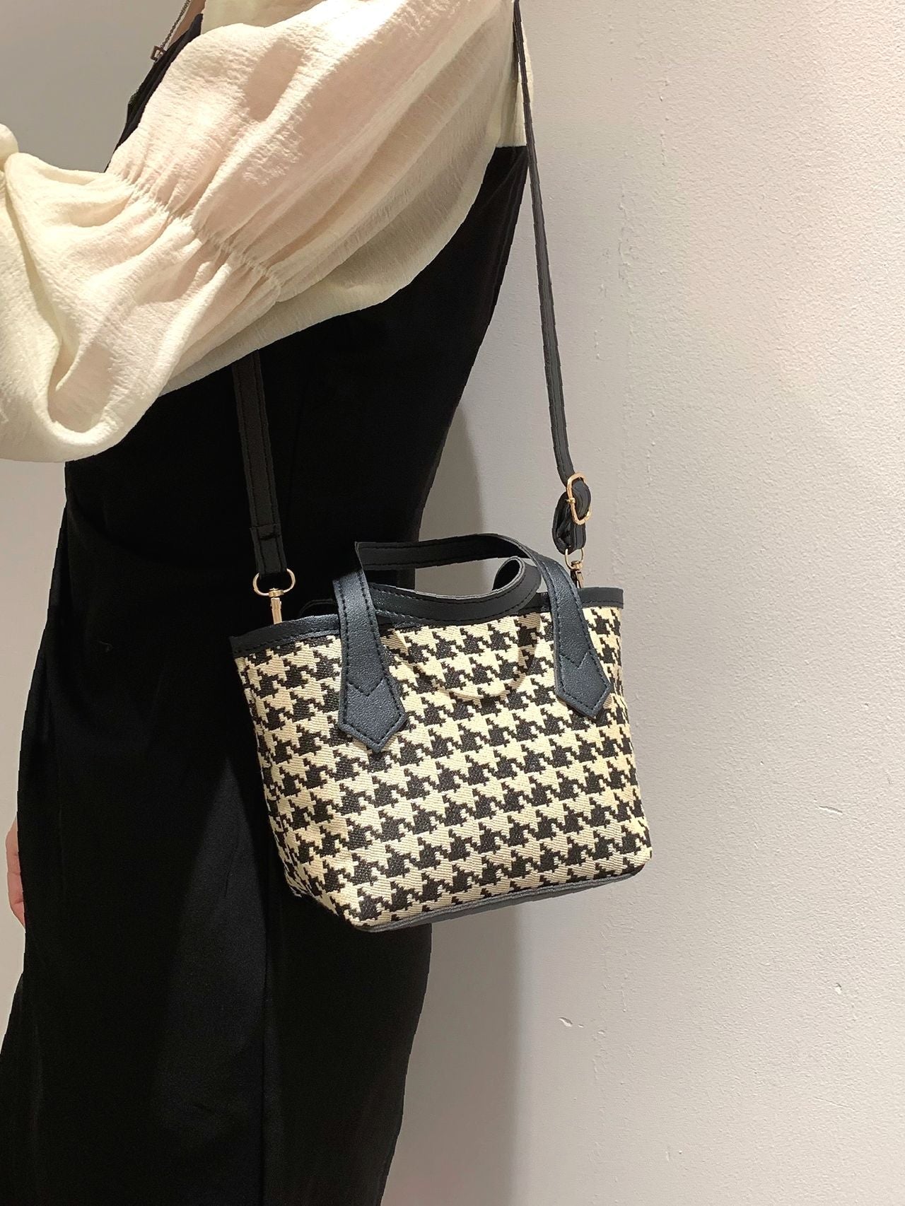 Bag For Love - Houndstooth Graphic Bucket Bag - Women Satchels